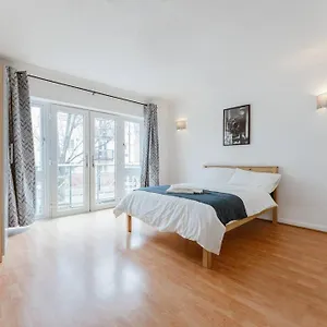  Apartment Up To 4 People, In A Share House Next To Bridge United Kingdom